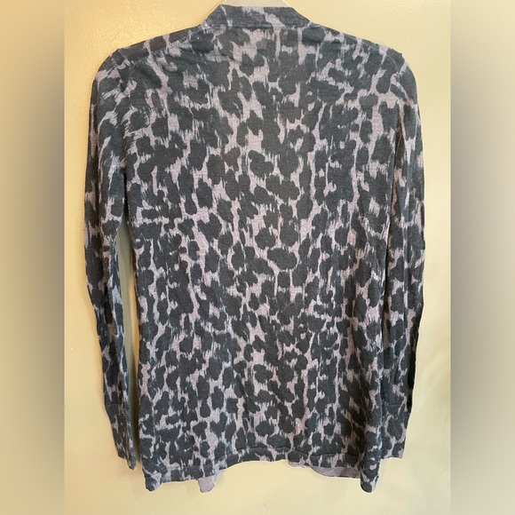 Ann Taylor LOFT navy blue leopard print cardigan size small - Picture 2 of 4